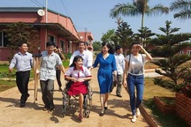 "Nữ sinh bị cưa chân" nhập học trường mới