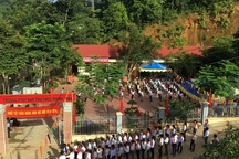 Hàng trăm học sinh đi khai giảng nhờ vì trường bị lũ “xóa sổ”