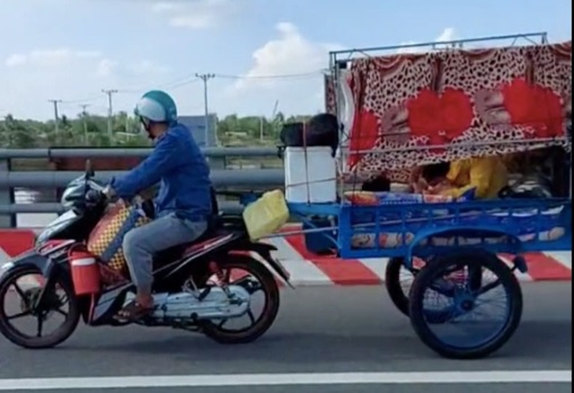 Ông bố chế xe giường nằm chở vợ con về quê ngày Tết gây tranh cãi - 1 Ông bố chế xe giường nằm chở vợ con về quê ngày Tết gây tranh cãi - 1