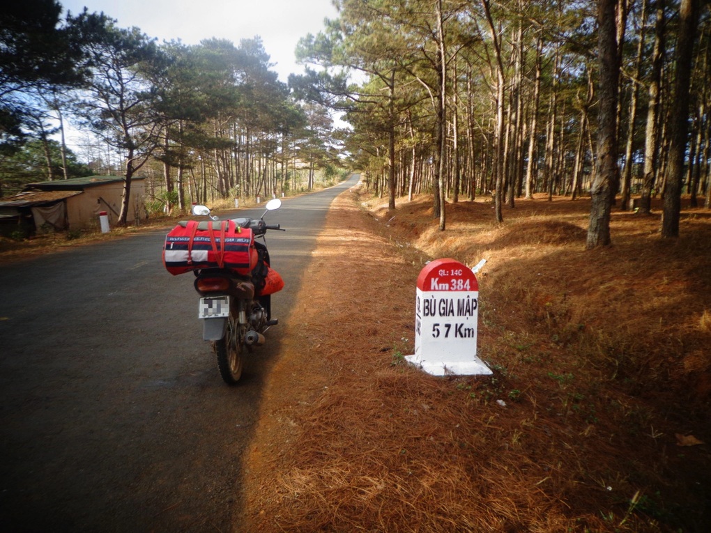 60-year-old man crosses Vietnam with old motorbike and 8 types of medicine every day - 2 Người đàn ông 60 tuổi xuyên Việt với xe máy cũ và 8 loại thuốc mỗi ngày - 2