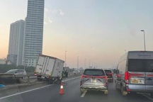 Hà Nội: Tai nạn gần cầu Nhật Tân, 3 người tử vong