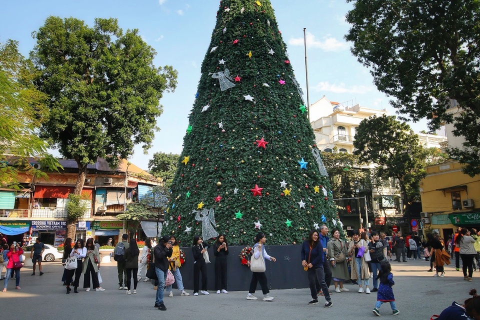 Chiêm ngưỡng những cây thông Noel khổng lồ trên đường phố Hà Nội - 2 Chiêm ngưỡng những cây thông Noel khổng lồ trên đường phố Hà Nội - 2