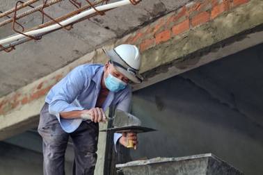 Lương 400 nghìn đồng/ngày, công nhân xây dựng "mừng húm" nhận việc