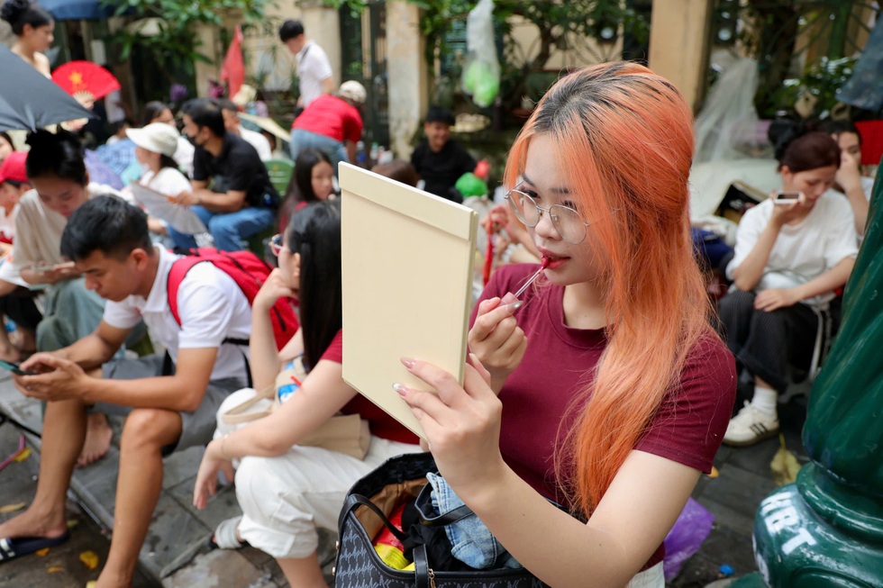 Muôn kiểu giữ chỗ đẹp xem diễu binh: Ôm sách học bài, chia ca về tắm - 4 Muôn kiểu giữ chỗ đẹp xem diễu binh: Ôm sách học bài, chia ca về tắm - 4