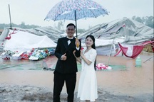 Sập rạp cưới trước giờ G, cặp đôi vẫn tươi cười lưu lại kỷ niệm khó quên