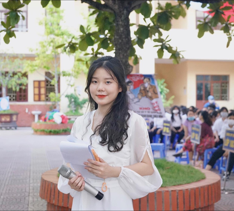 Hotgirl Olympia làm MC tiếp lửa cho đàn em - 4 Hotgirl Olympia làm MC tiếp lửa cho đàn em - 4