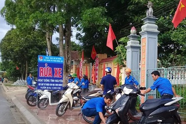 Đoàn viên đội nắng rửa xe gây quỹ giúp học sinh nghèo tới trường