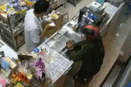 Clip "tên cướp ra tay cực nhanh khiến nạn nhân đứng hình" nổi bật tuần qua