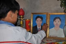 Nhói lòng cậu bé 8 tháng mất mẹ, 1 tuổi mất cha