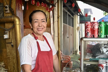 Người dân phấn khởi vì hẻm trơn trượt ở TPHCM được khoác "áo mới"