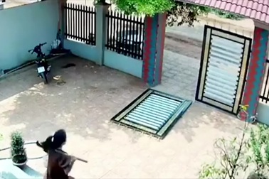 Vợ mang bầu 5 tháng vẫn vác dao cùng chồng chống lại hai tên trộm hung tợn