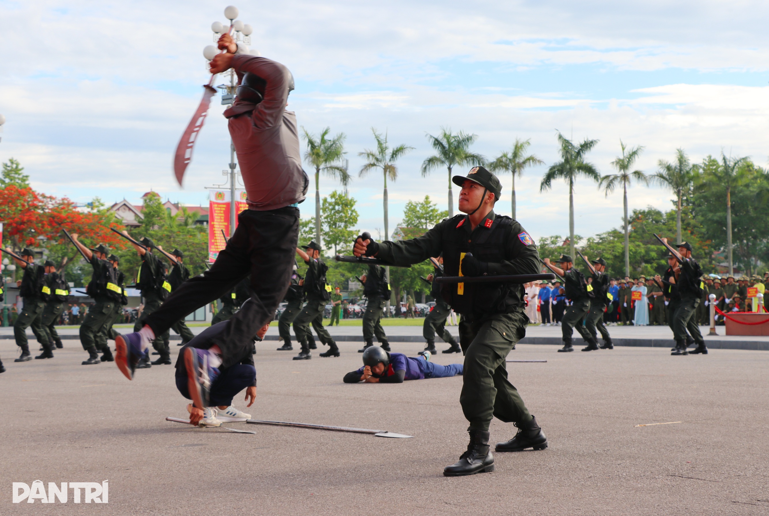 Tonton polis bergerak melakukan kemahiran yang menakjubkan dengan kayu tonfa - 6 Xem cảnh sát cơ động biểu diễn tuyệt kỹ với gậy tonfa - 6