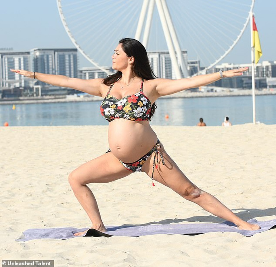 Bà bầu Casey Batchelor mặc áo tắm tập yoga - 3 Bà bầu Casey Batchelor mặc áo tắm tập yoga - 3