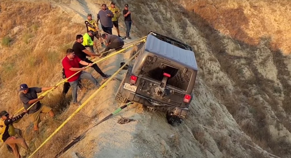 Nín thở xem giải cứu chiếc xe Jeep Wrangler nằm vắt vẻo trên triền núi - 1 Nín thở xem giải cứu chiếc xe Jeep Wrangler nằm vắt vẻo trên triền núi - 1