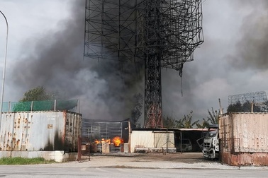 Cháy xe tec chở dầu, lửa lan rộng cả kho bãi xăng dầu