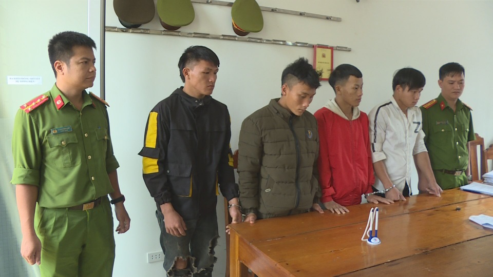 Hai nhóm trai làng mang hung khí hỗn chiến  - 1 Hai nhóm trai làng mang hung khí hỗn chiến  - 1