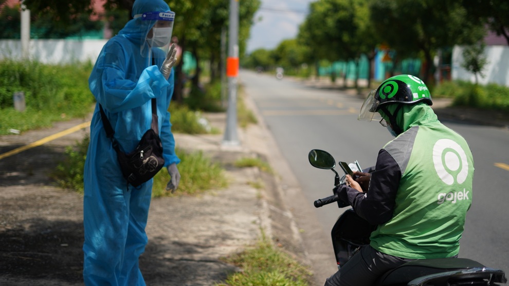 Shipper đã tiêm vaccine vẫn xét nghiệm định kỳ 3 ngày/lần có quá lãng phí? - 1 Shipper đã tiêm vaccine vẫn xét nghiệm định kỳ 3 ngày/lần có quá lãng phí? - 1
