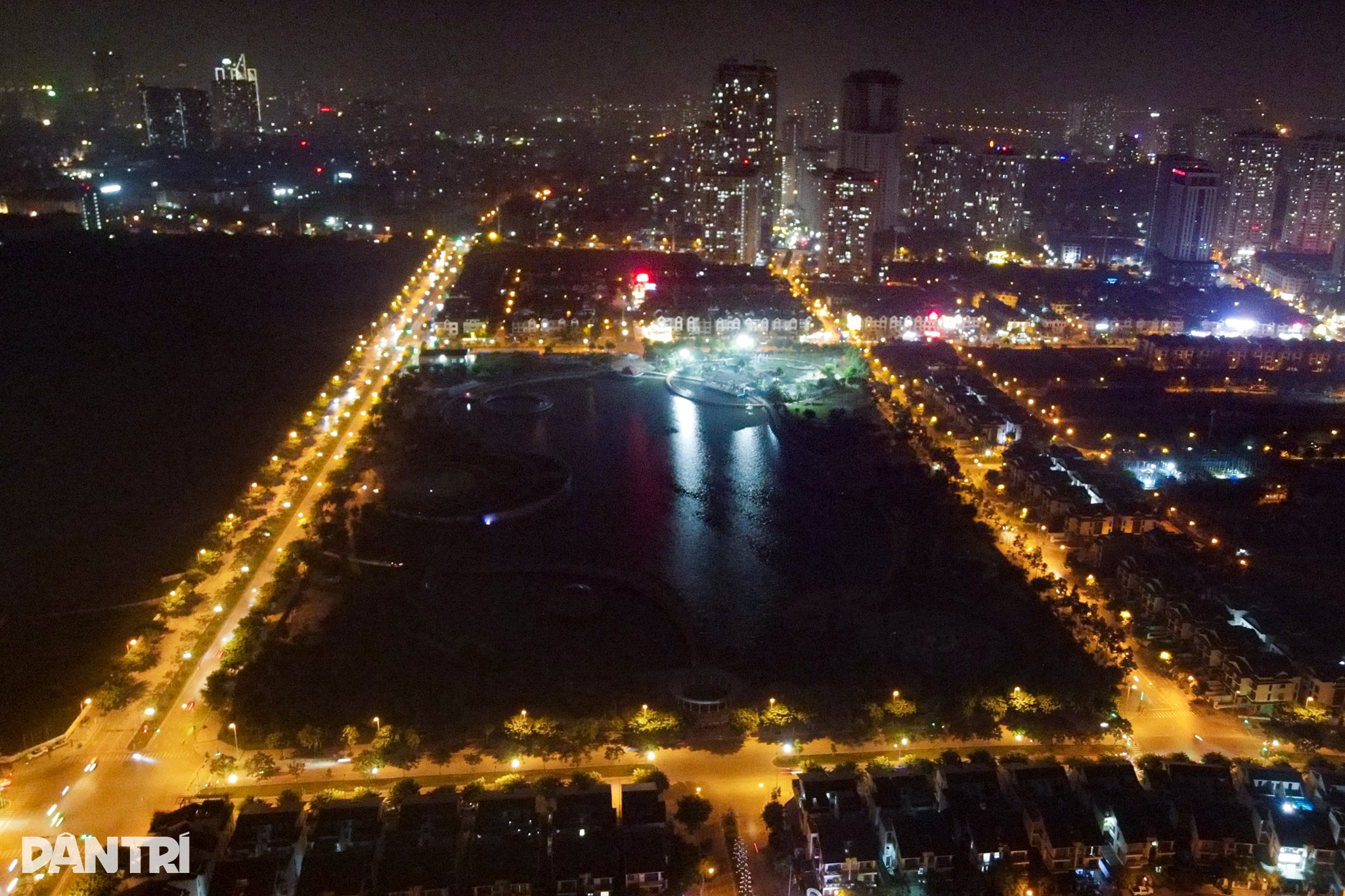 Người dân mò mẫm trong bóng tối ở công viên Hà Nội thiếu đèn chiếu sáng - 1