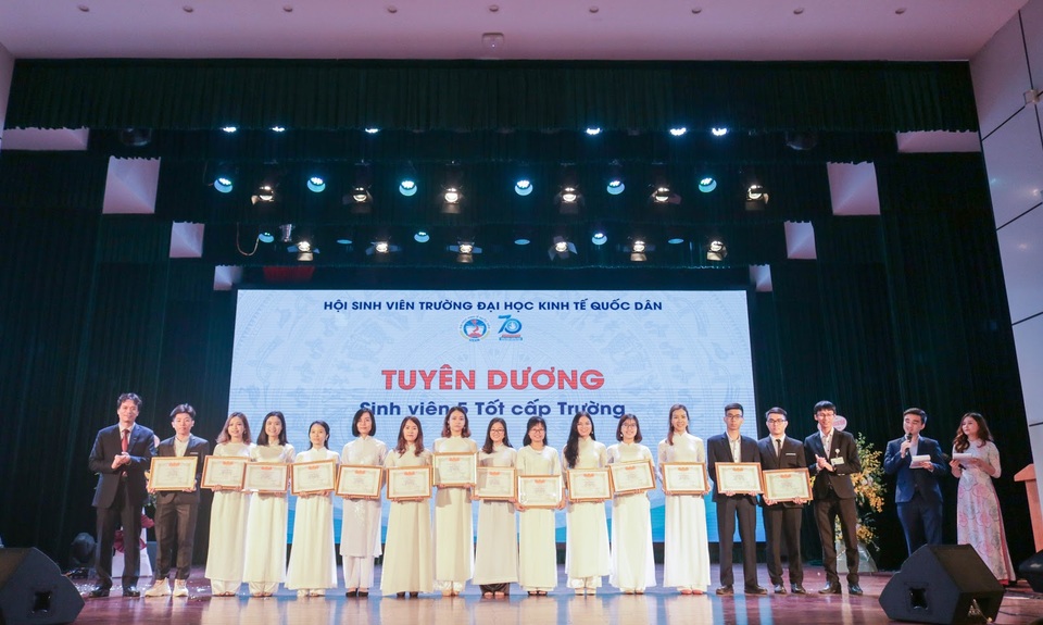 Hơn 800 bạn trẻ ĐH Kinh tế Quốc dân tưng bừng kỷ niệm Ngày hội học sinh, sinh viên - 6