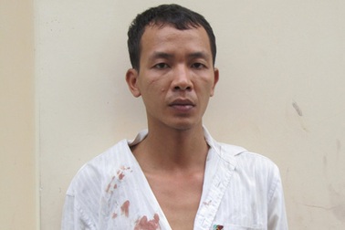 Xông vào cửa hàng dí dao cướp tài sản