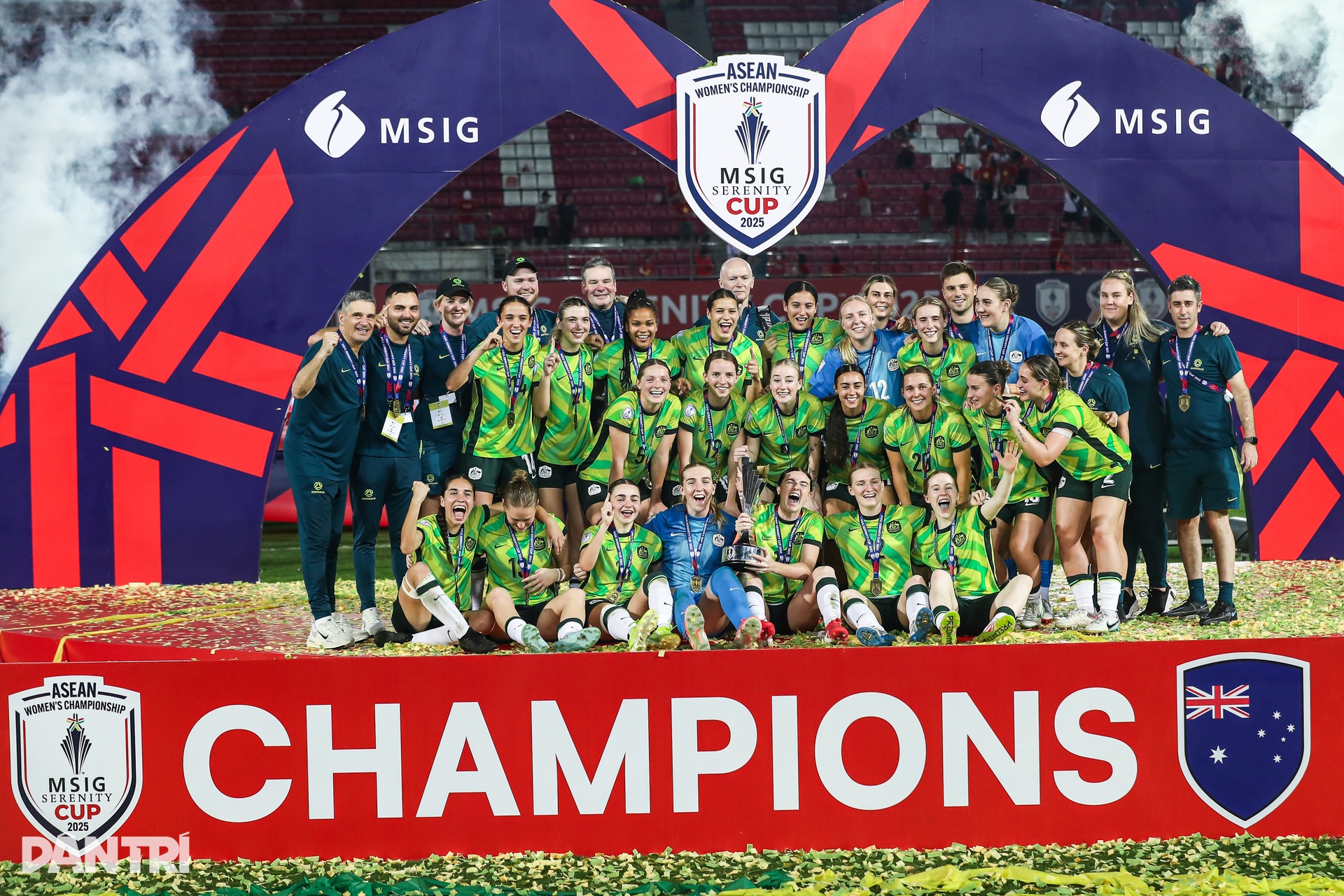 Nữ cầu thủ Myanmar được đồng đội cõng lên nhận giải vì chấn thương - 10 Nữ cầu thủ Myanmar được đồng đội cõng lên nhận giải vì chấn thương - 10