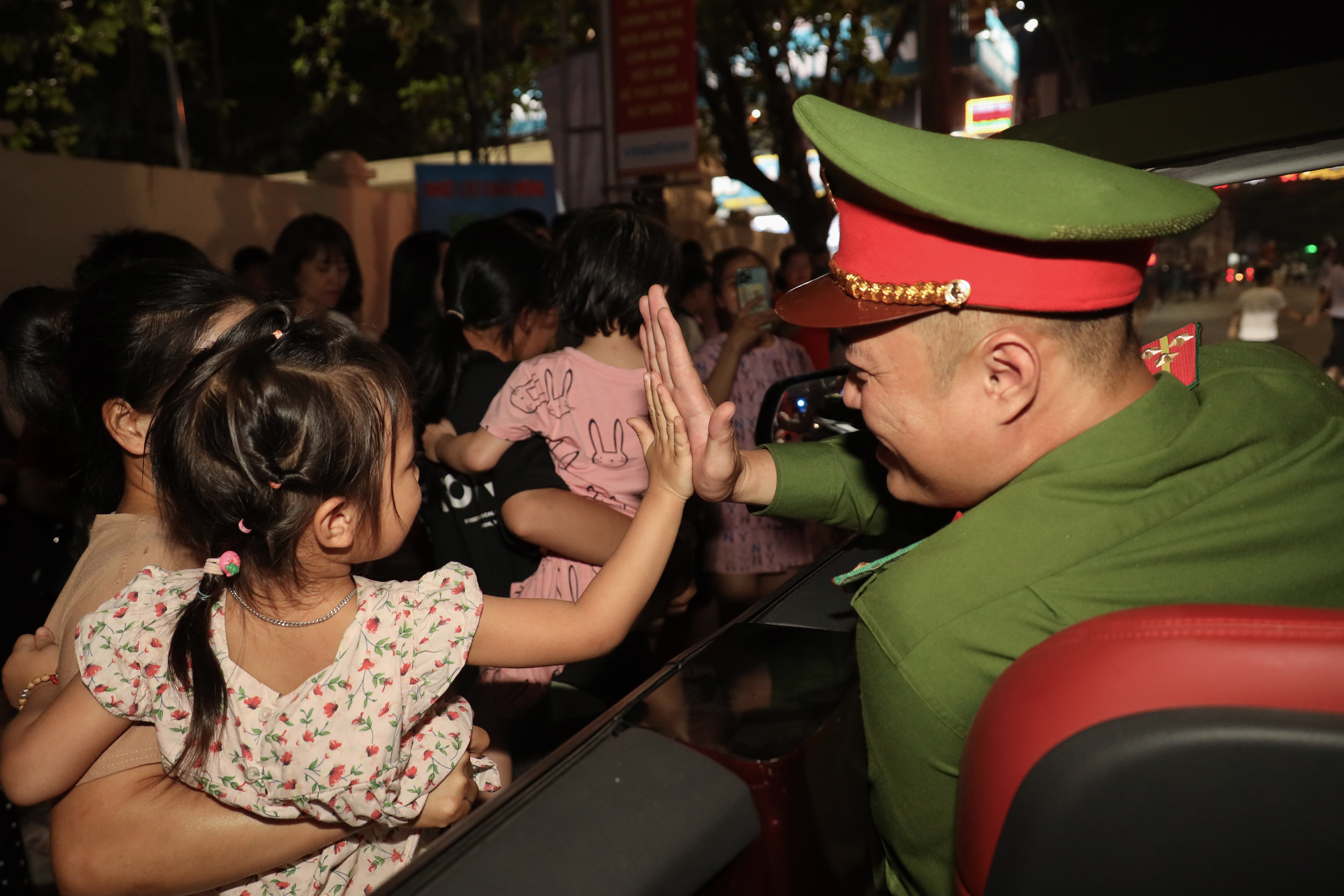 Người dân Điện Biên quạt mát cho các chiến sĩ tập luyện diễu binh giữa đêm - 16