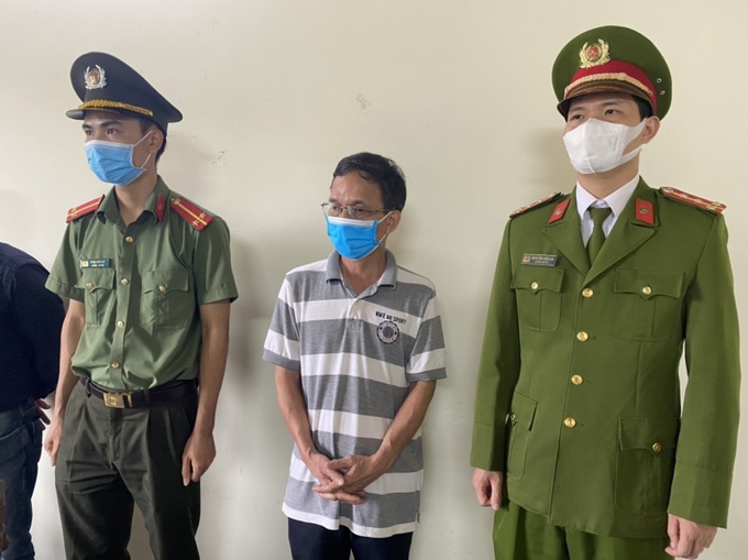 Đối tượng Nguyễn Văn Hiền (giữa)