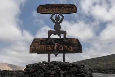 Nhặt đá núi lửa mang về làm kỷ niệm, du khách Đức gặp "xui xẻo liên hoàn"