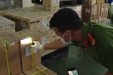 Khám xét đường dây buôn 4 tấn chất độc xyanua ở TPHCM