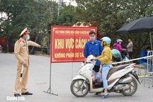 Nhiều người dân tỏ ra ngỡ ngàng khi bị chặn tại chốt cách ly ở Mê Linh