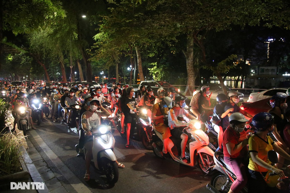 CDC Hà Nội nói gì về việc đông nghịt người đổ ra đường đi chơi Trung thu? - 1 CDC Hà Nội nói gì về việc đông nghịt người đổ ra đường đi chơi Trung thu? - 1