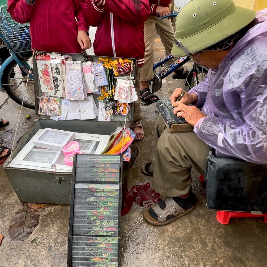 Cụ ông bán thước kẻ khắc tay ở Nam Định khiến triệu người xúc động - 3 Cụ ông bán thước kẻ khắc tay ở Nam Định khiến triệu người xúc động - 3