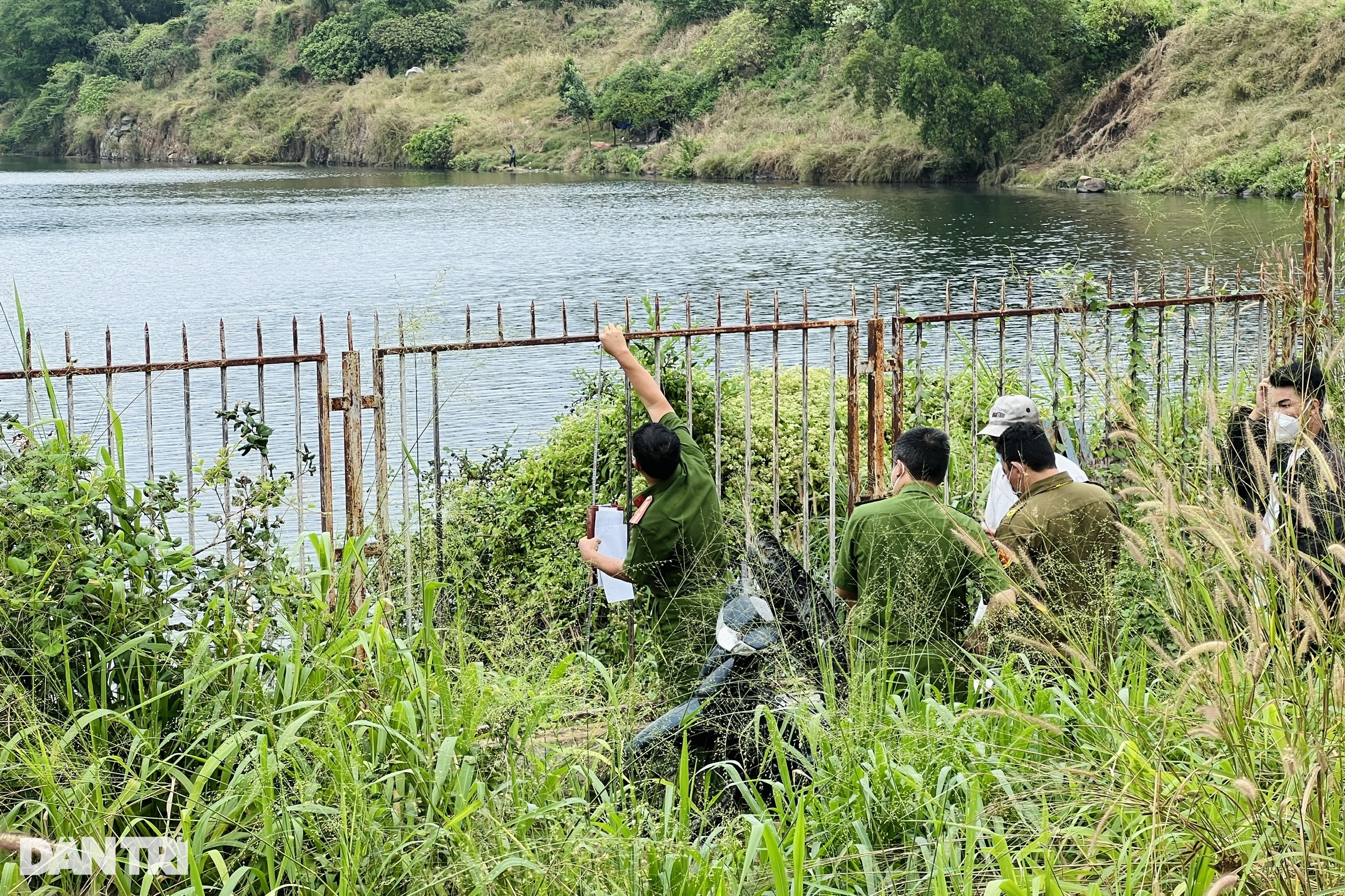 Thanh niên mang ba lô tử vong dưới hồ nước trong Đại học Quốc gia TPHCM - 2