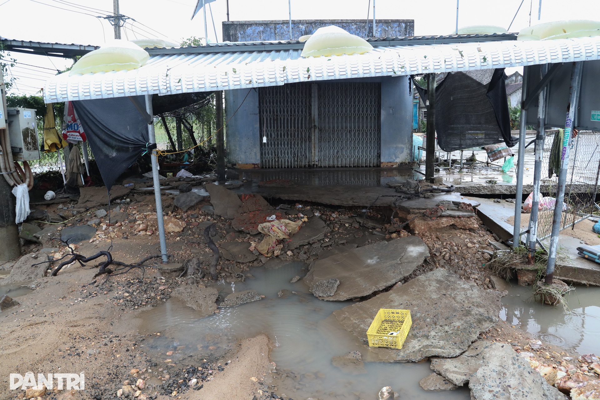 Bàng hoàng sau lũ dữ: Nhà cửa đổ sập, đường xá nứt toác - 6