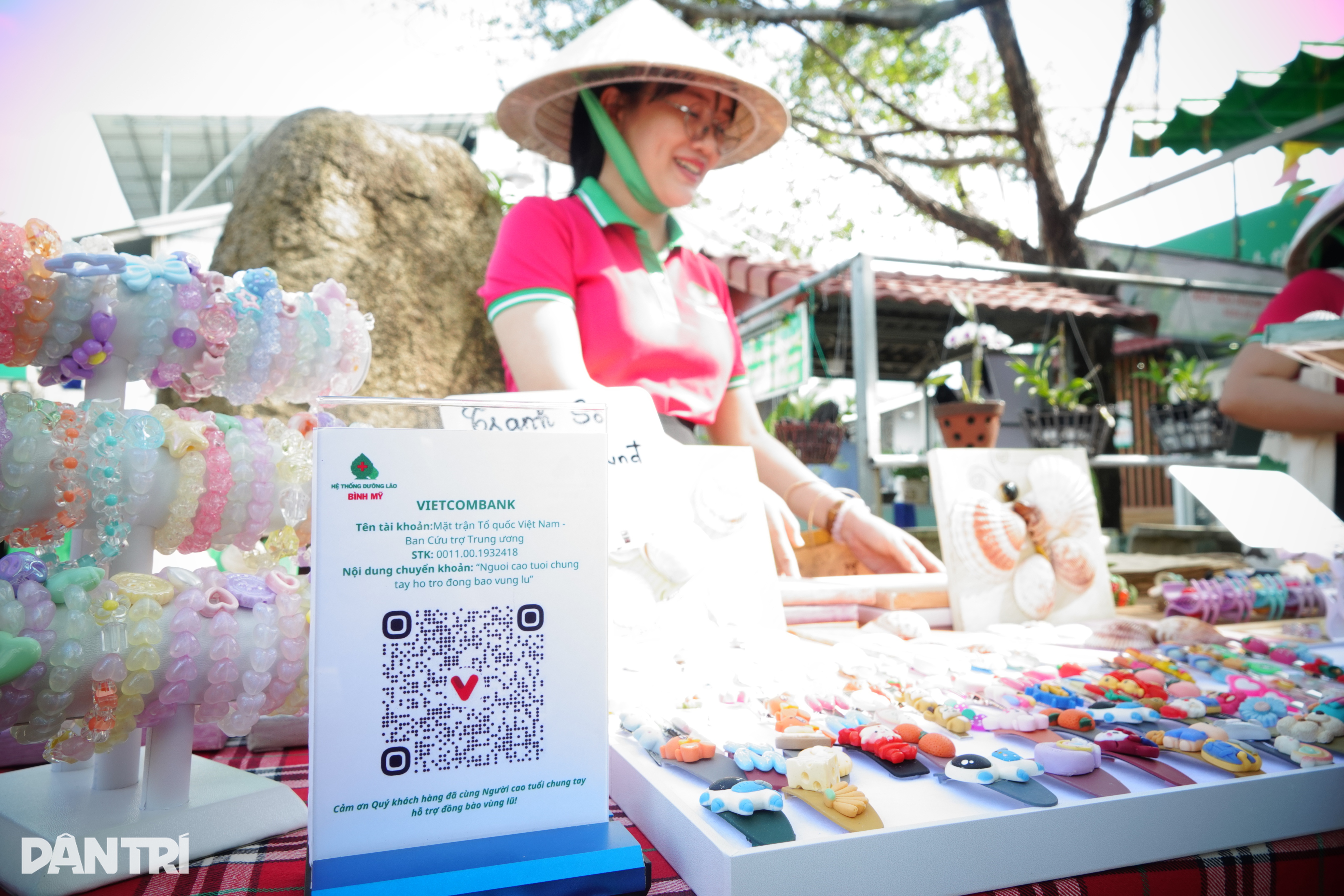 پیرزن مبتلا به فلج نیمه بدن و پیرمردی با دستان لرزان، برای حمایت از مردم مناطق سیلزده، صنایع دستی میسازند - 4 Cụ bà liệt nửa người, cụ ông run tay làm đồ thủ công ủng hộ bà con vùng lũ - 4