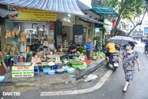 "Chợ nhà giàu" mùa dịch: Chẳng còn khách "chịu chi", gà càng to càng ế