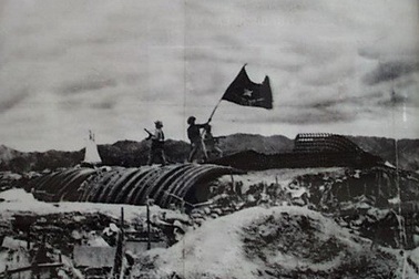  Hỡi các chị, các anh - Trên chiến trường ngã xuống!