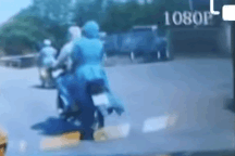 Áo chống nắng quật ngã người phụ nữ ngồi sau xe máy ngay trước mũi ô tô