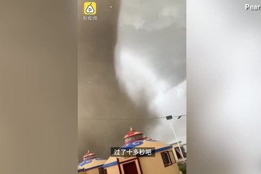 Khu nghỉ dưỡng tan tác sau trận lốc xoáy mạnh