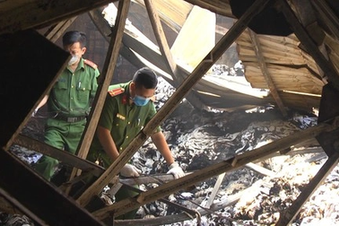 Phát hiện đôi bàn chân người bị cháy xém ở bãi đất trống