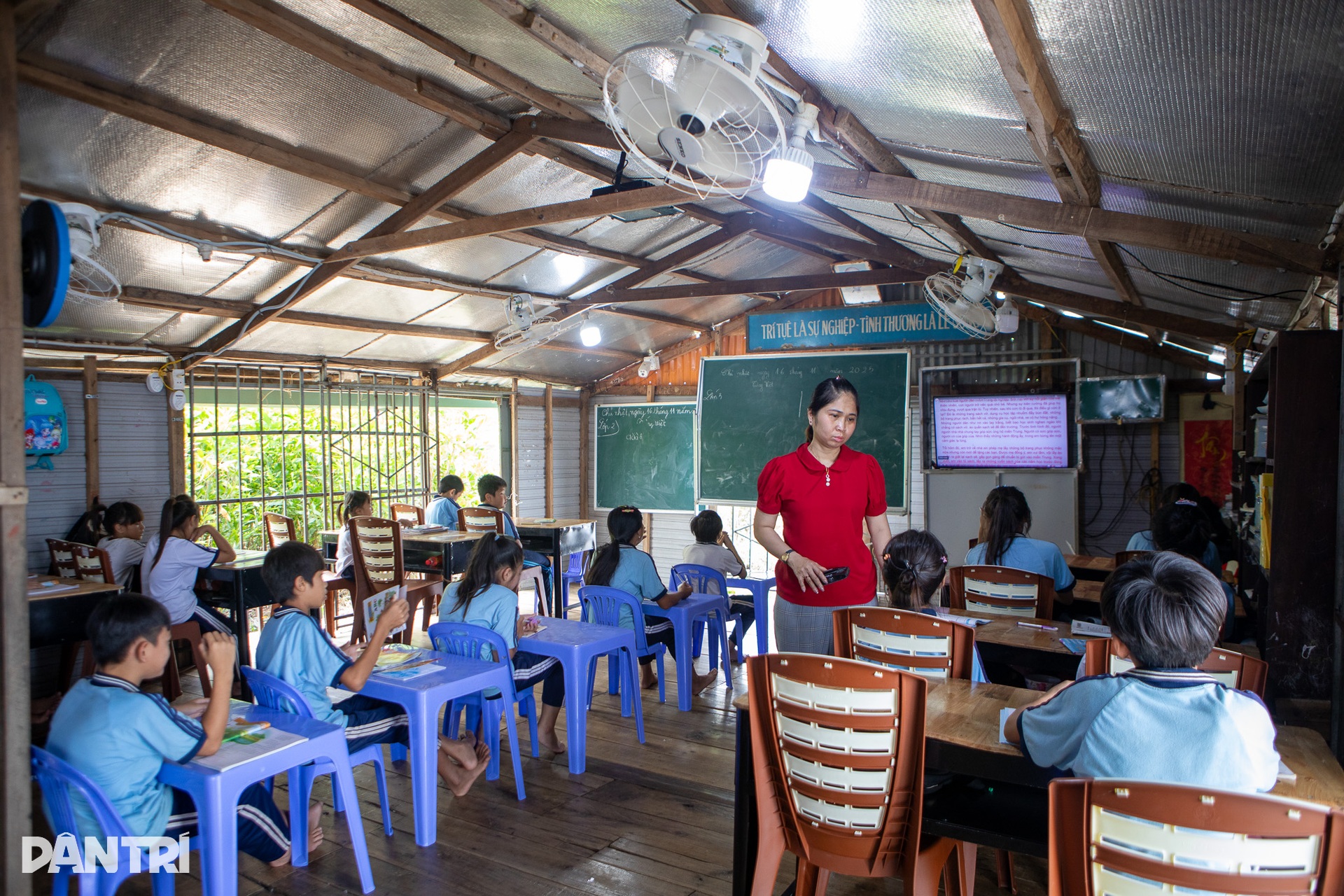 Cô giáo của những đứa trẻ “ba không” giữa lòng hồ Trị An - 6