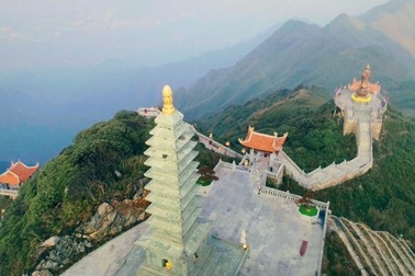 Ngắm dáng chùa Việt ẩn trong dáng núi, đẹp kỳ ảo giữa chốn mây bồng Fansipan