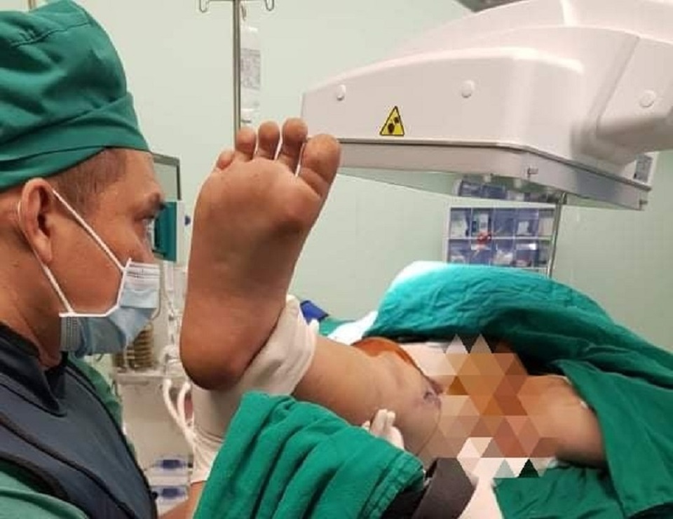 Đi học bằng xe đạp điện, bé trai bị xe tải tông trọng thương - 1 Đi học bằng xe đạp điện, bé trai bị xe tải tông trọng thương - 1