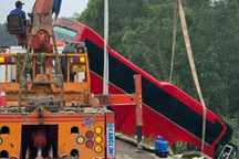 Xe khách chở 30 người lao xuống vệ đường