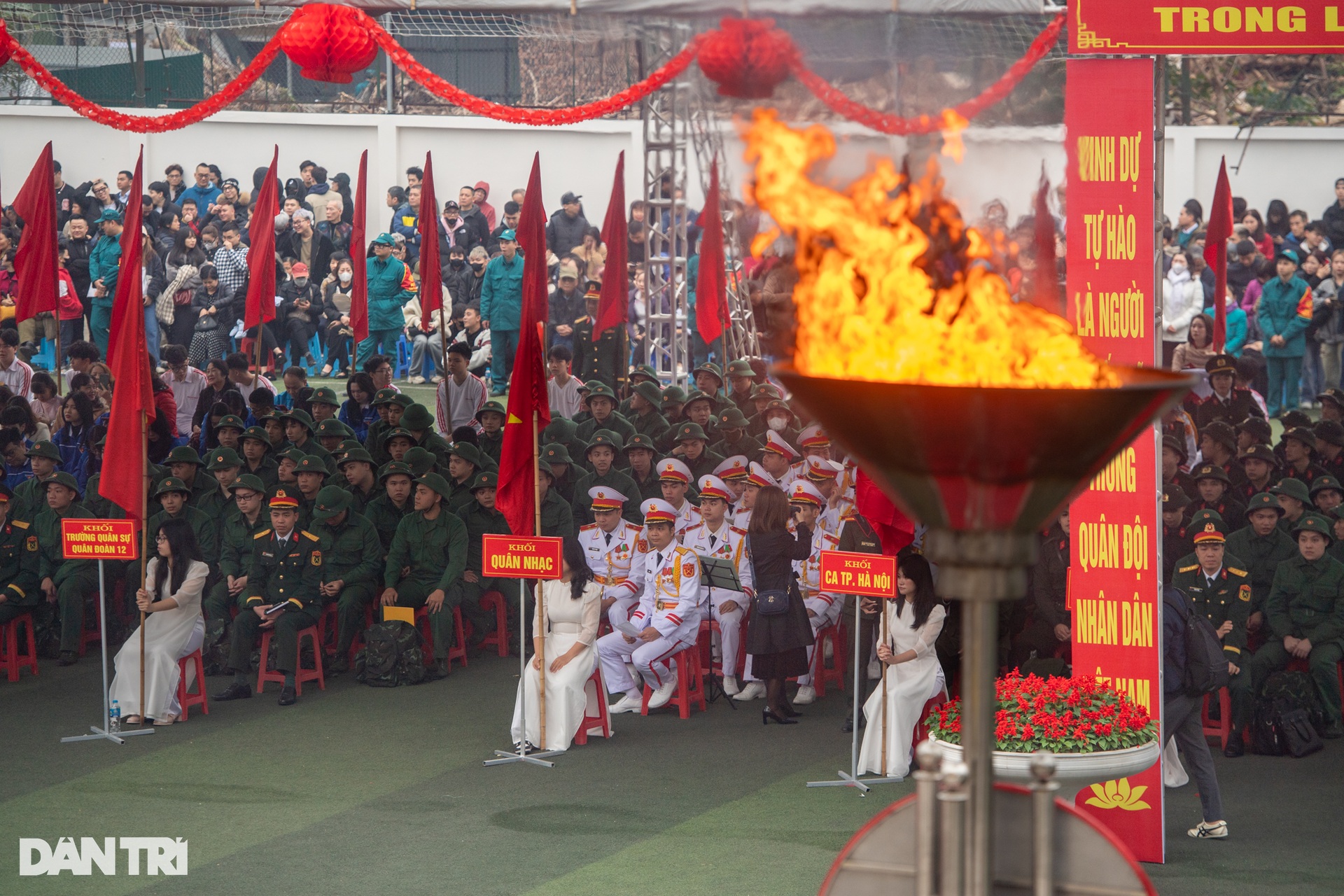 Thiếu nữ Hà Nội tiễn bạn trai nhập ngũ cùng lời nhắn em sẽ đợi anh về - 12 Thiếu nữ Hà Nội tiễn bạn trai nhập ngũ cùng lời nhắn em sẽ đợi anh về - 12