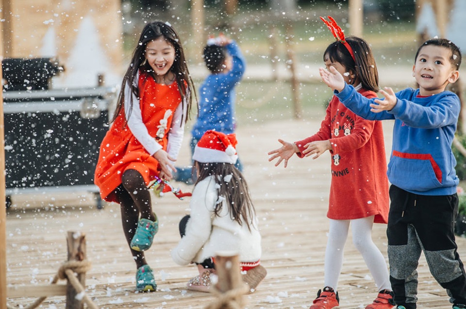 NSƯT Xuân Bắc quy tụ 100 ông, bà già Noel tổ chức Giáng sinh cho trẻ em - 2 NSƯT Xuân Bắc quy tụ 100 ông, bà già Noel tổ chức Giáng sinh cho trẻ em - 2