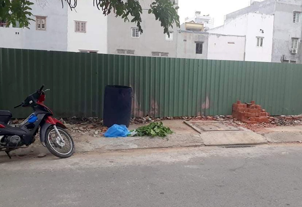 Bé trai mới sinh còn nguyên dây rốn bị bỏ trong thùng rác - 1 Bé trai mới sinh còn nguyên dây rốn bị bỏ trong thùng rác - 1