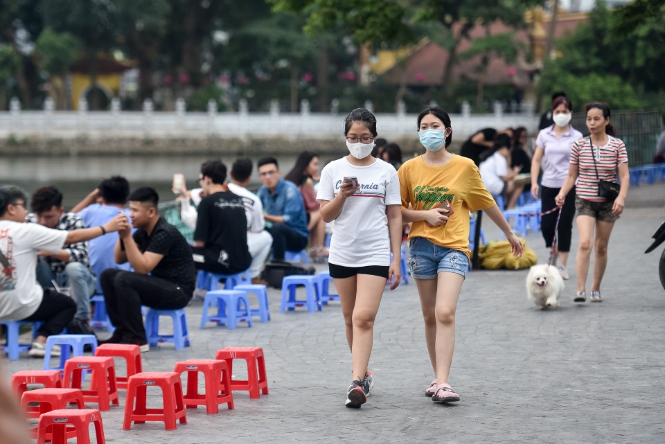 Trà đá ven hồ Tây kín đặc người, chủ quán lẫn khách hàng thờ ơ với lệnh cấm - 10 Trà đá ven hồ Tây kín đặc người, chủ quán lẫn khách hàng thờ ơ với lệnh cấm - 10