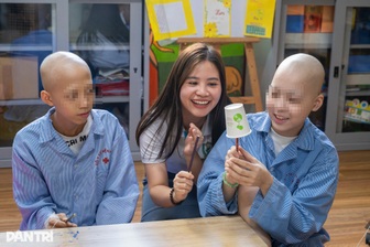 Lớp học đặc biệt gieo niềm tin sống cho bệnh nhi ung thư