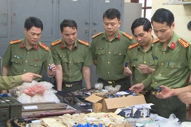 Bắt quả tang gần 50 công nhân đang nhồi thuốc nổ